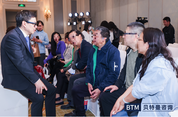 图7:贝特曼创始人刘宇在5月8日越港项目V期发布会上与来宾交流,图源:贝特曼咨询