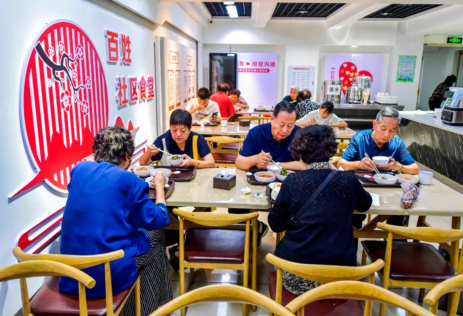 四十人的食堂要几人服务 00d6-9160791691a966b4cf7da56f7c7db074.jpg