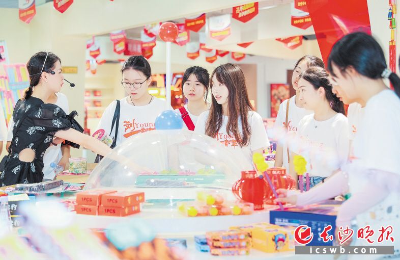 第五届“燕归巢 返家乡”的大学生走进浏阳的园区企业,实地感受浏阳蓬勃发展的产业生态。资料图片