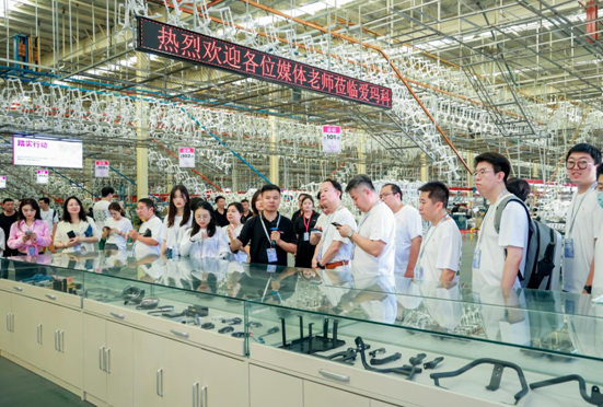 图:爱玛科技品质开放日,众多媒体亲临爱玛天津工厂生产一线