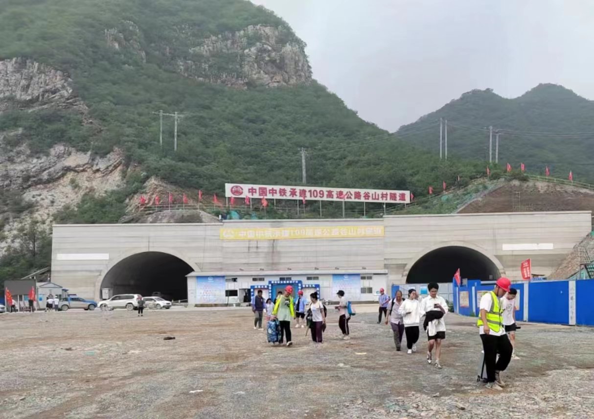 中铁一局北京国道109高速公路项目组织护送Z180次旅客通过谷山村隧道撤离。张海宁摄