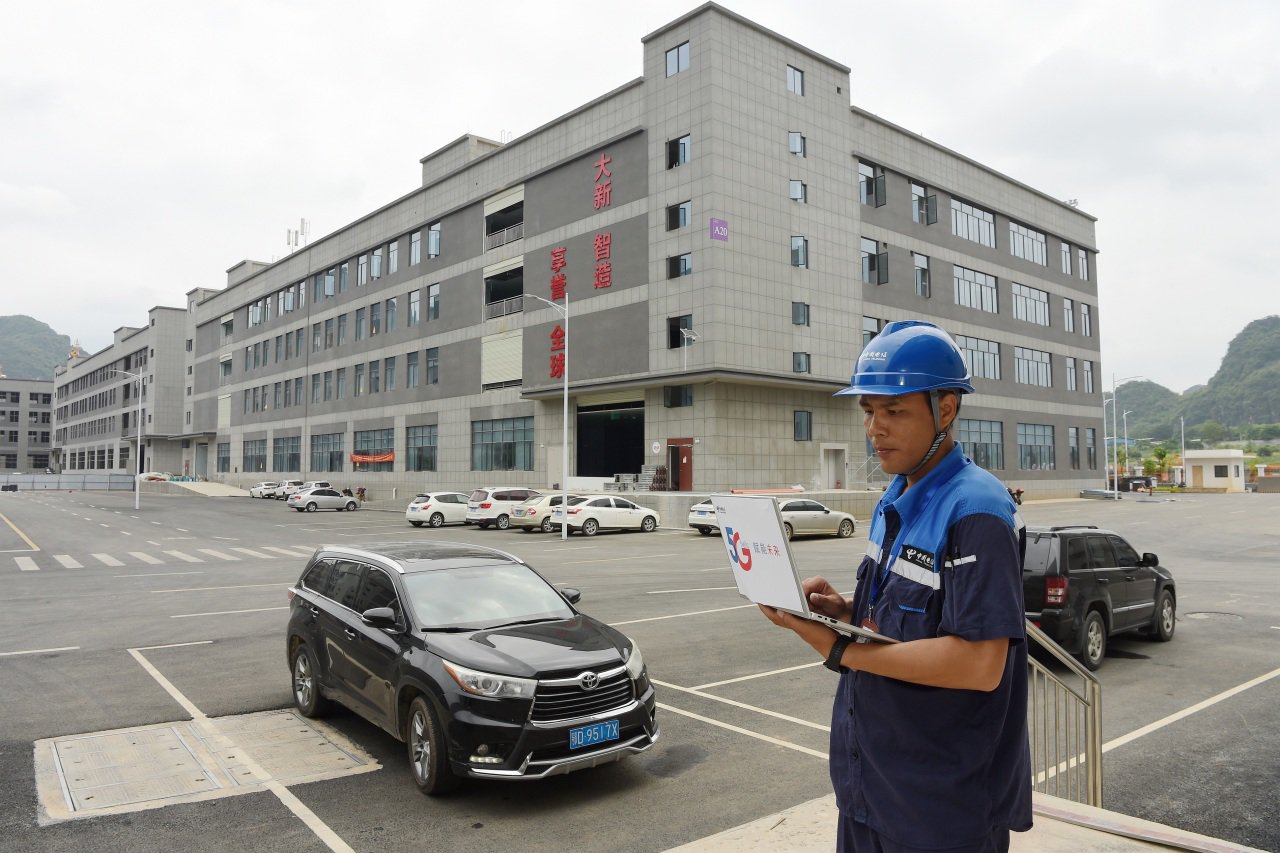 中国电信智慧网络工程师在大新县新材料智造产业园优化网络。黄祯光 摄