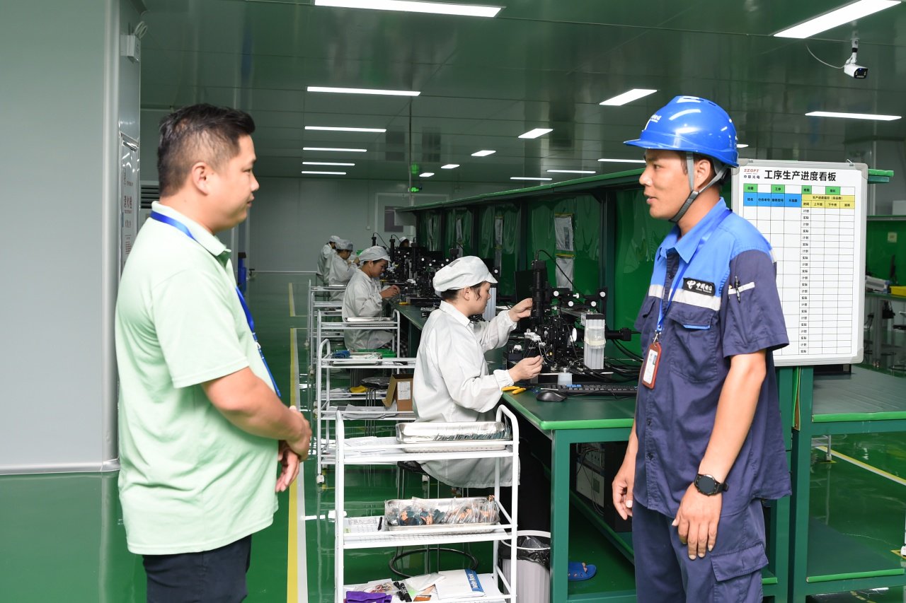中国电信智慧网络工程师深入园区工厂一线了解客户信息化需求。黄祯光 摄