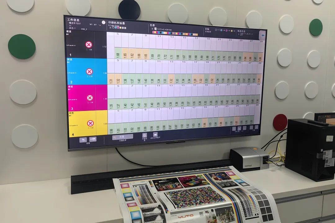 △郎酒一行参观裕同科技/ 左右滑动查看图片 /△郎酒一行参观劲嘉集团