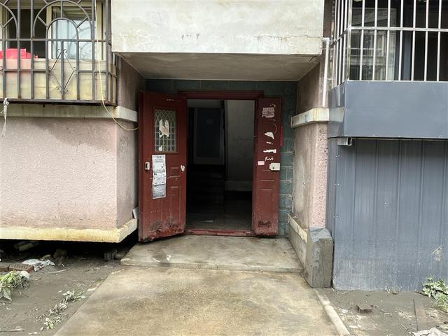 暴雨后,房星父母家楼上的邻居一早起来把楼道冲刷干净了。杨书源 摄