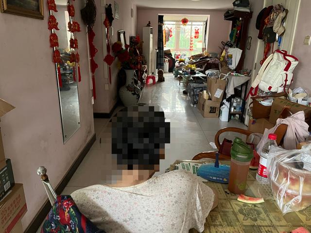 房星的父亲和母亲在堆着不少杂物和快递的家中。杨书源 摄