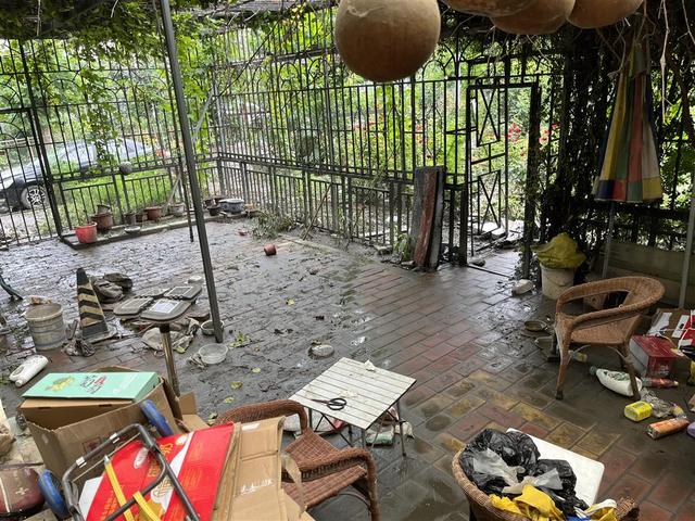 8月2日,房星家退水后的院子一片狼籍。 杨书源 摄