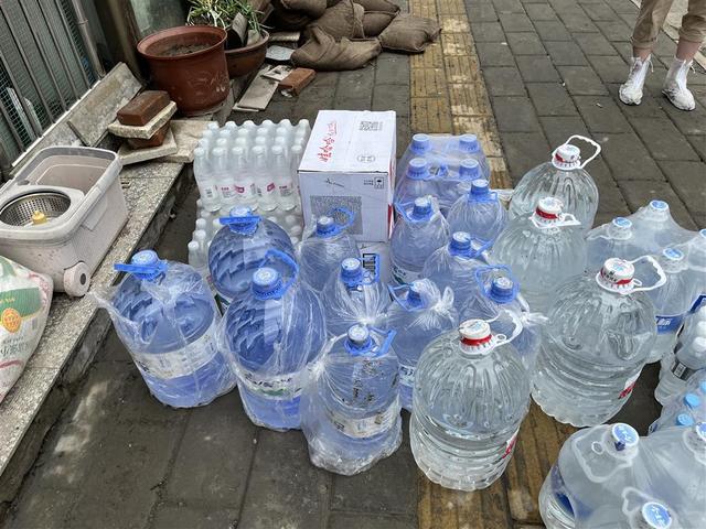 恢复物流后,快递驿站收到的第一批物资是子女给家里老人网购的成箱饮用水。杨书源 摄