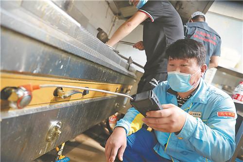 中国石油昆仑能源下属的河北涿州公司安排员工驻守在涿州市政府安置点,确保食堂用气安全张旭 摄