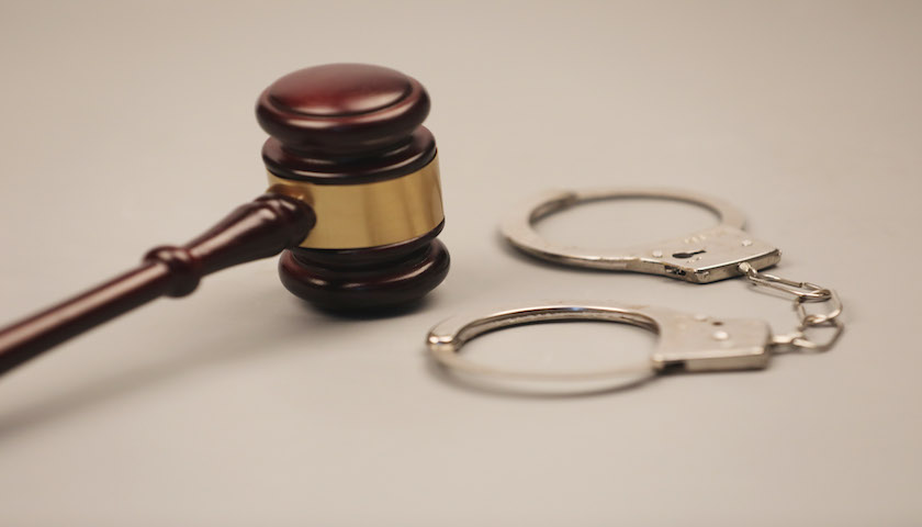 帮房企挪用公款1.2亿!国开行两名员工私刻“萝卜章”制造虚假转让债权遭禁业