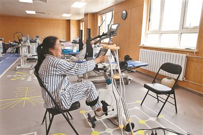 在北医三院崇礼院区，患者正接受康复治疗。摄影/本报记者  李娜
