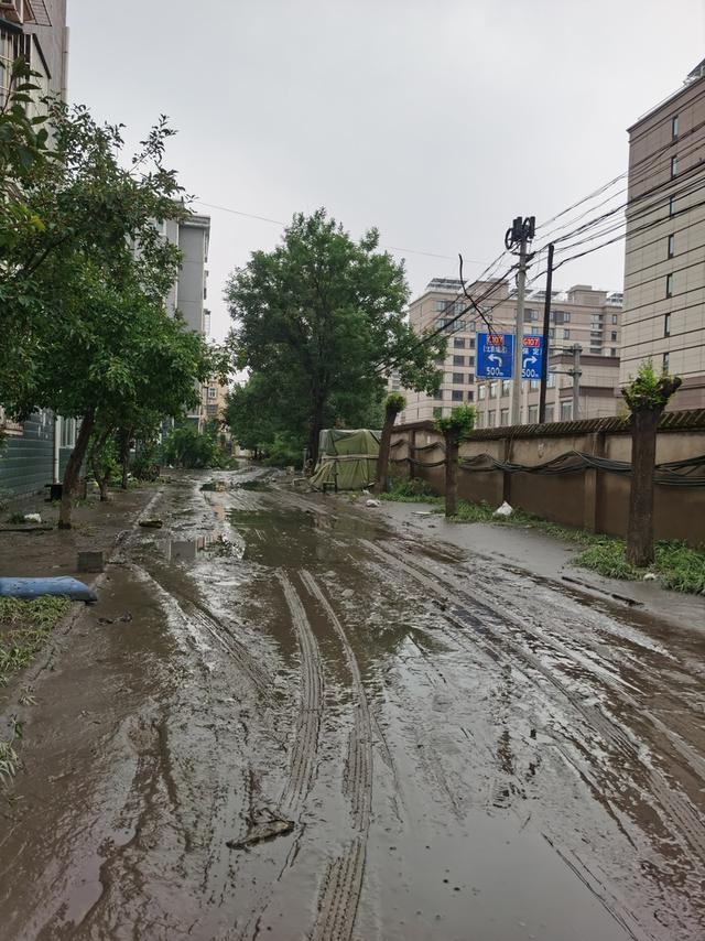 洪水退去后,小区里满是泥泞。 雷册渊 摄