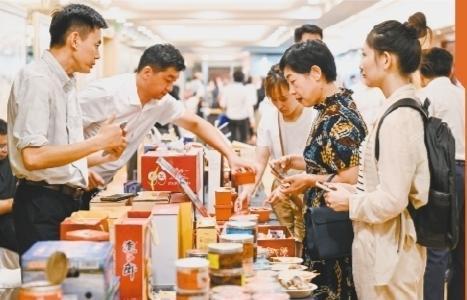 图为在文化旅游发展专题活动会场外,辽宁地方特色文旅产品现场展示。