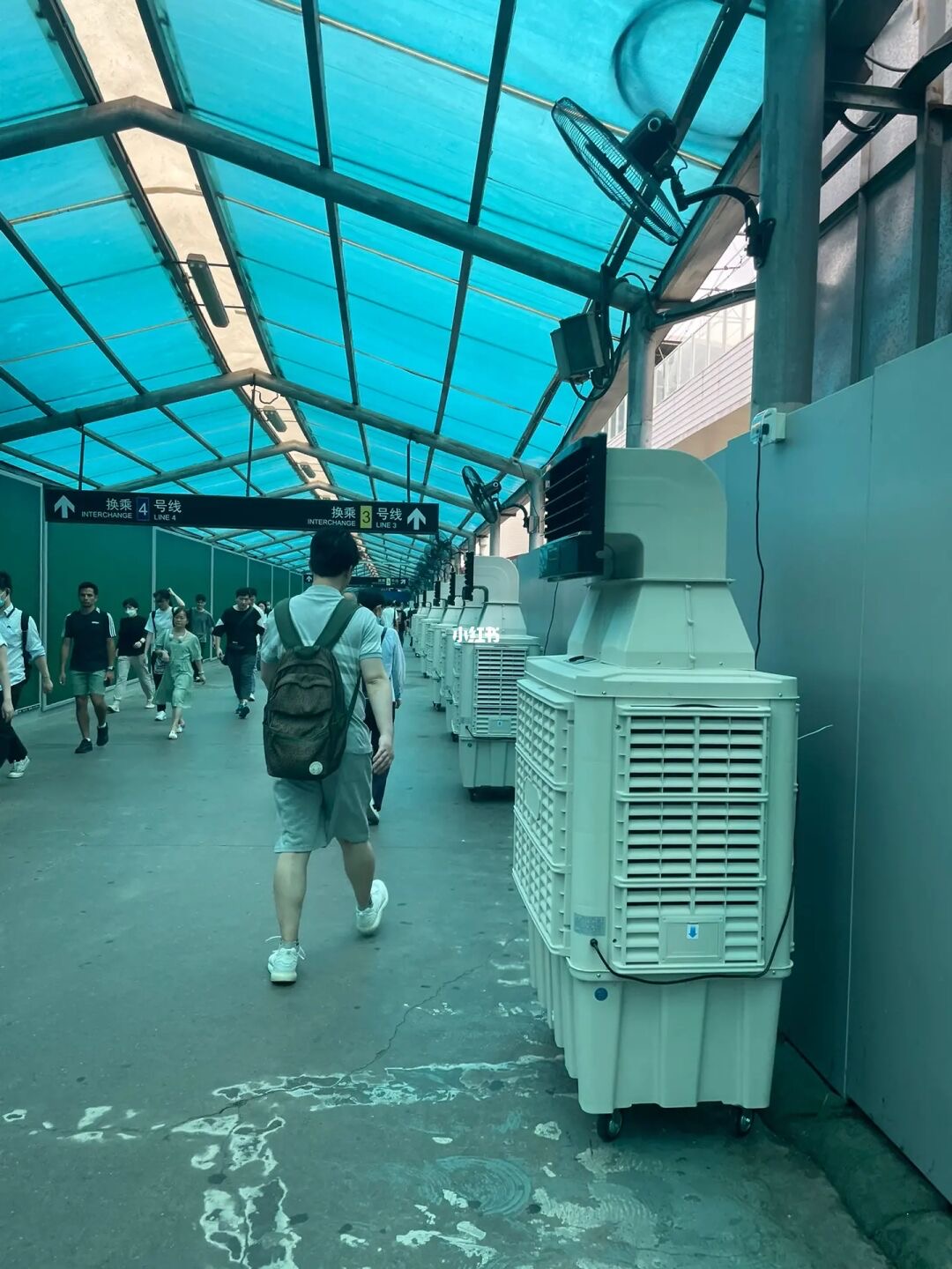 上海地铁宜山路站换乘通道内安装了空调。图片来源于网络