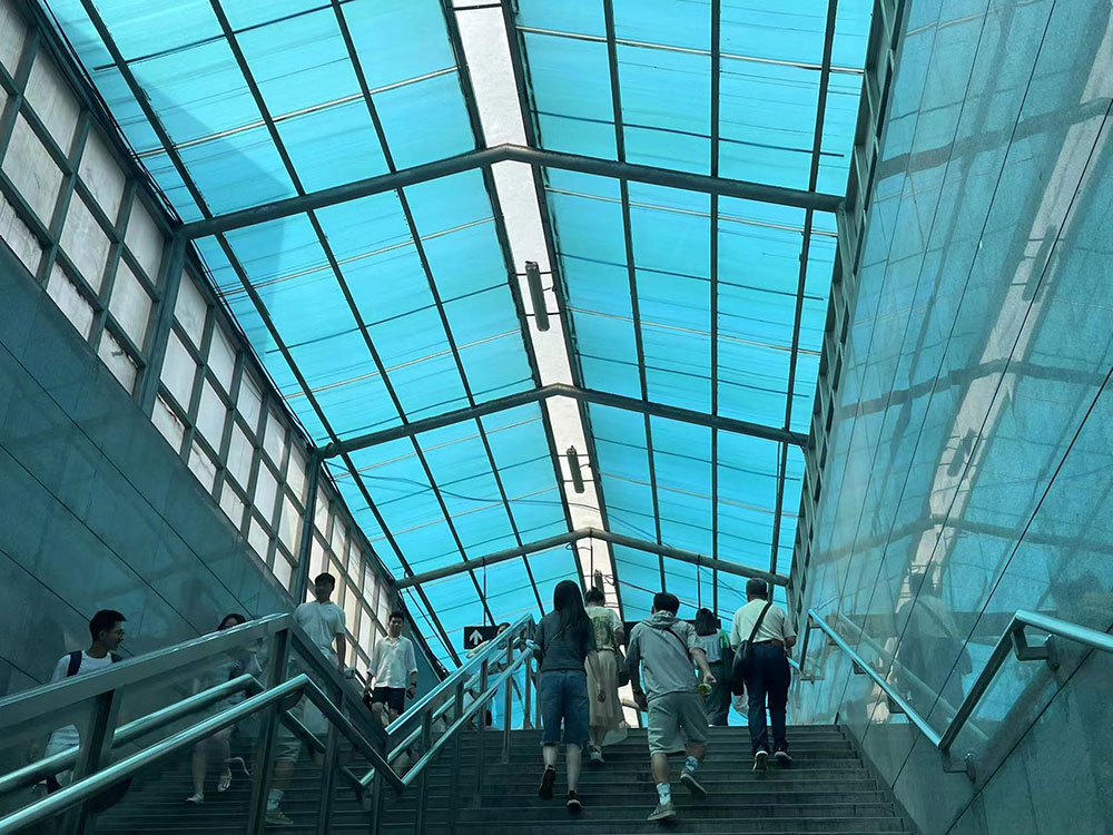 7月23日,上海宜山路站,该站是3/4号线与9号线的换乘站。 澎湃新闻记者 李佳蔚 实习生 王琳 图
