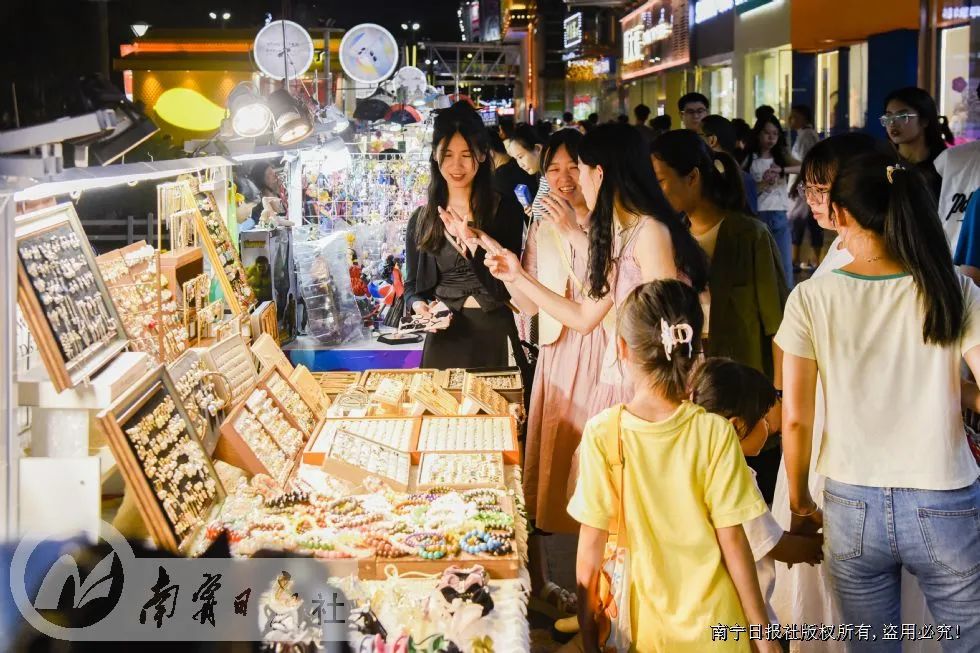 在朝阳商圈,物美价廉的特色饰品小摊吸引年轻群体前来消费。记者 黄红锦 摄