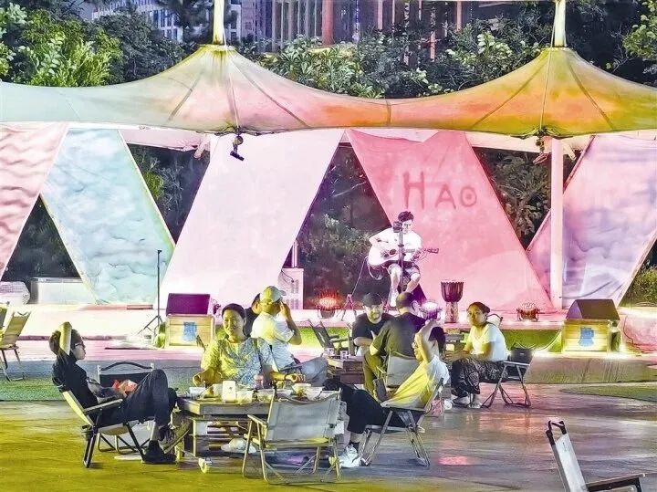 在广西体育中心汽车旅游主题营地,市民体验沉浸式户外露营。记者 叶子榕 摄