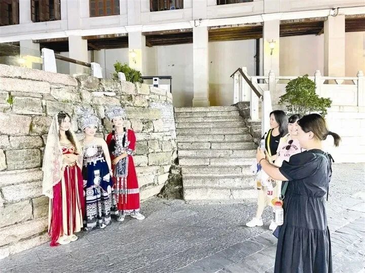 外地游客来邕旅游时身着民族服饰在老南宁·三街两巷历史文化街区打卡留念。记者 黄红锦 摄