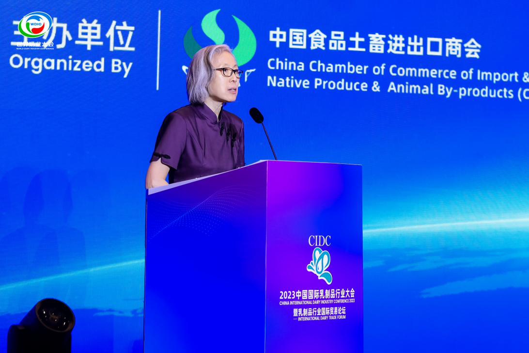 中国食品土畜进出口商会副会长于露主持会议
