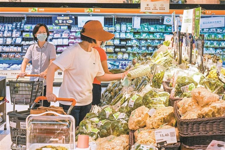 8月1日,在华润万家生鲜超市(彩田村店)内,“圳品”商品深受市民青睐。 深圳晚报记者 严文婷 实习生 黄浩伦 摄