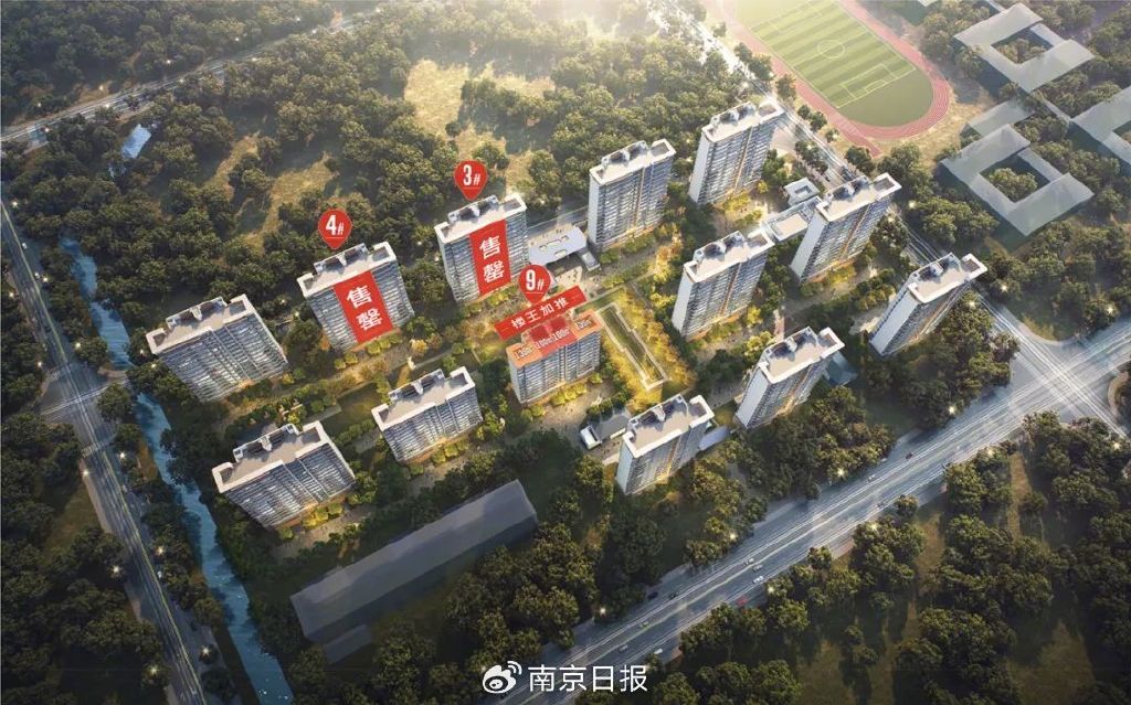 前方正对合围式小区的中央景观,视野开阔、采光通透,居于此,推窗向外看去,远可瞰不远处的繁华都市,近可观满园美景!