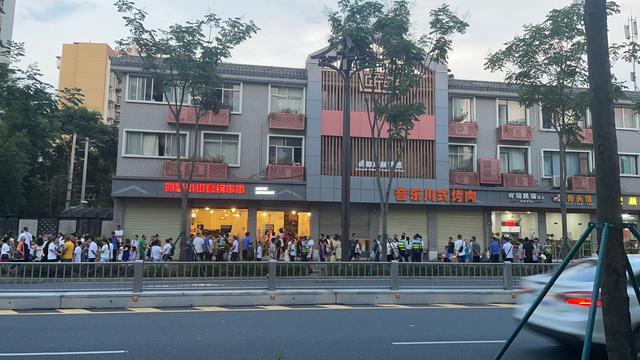 成都大学附近,一家砂锅串串聚集了不少中外食客。 新京报记者 王继松 摄