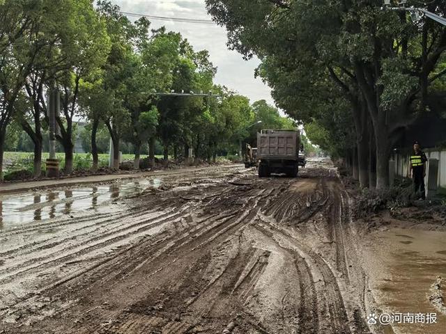 △玉阳路永航路路口,一名身着“综合管理”制服的工作人员正在执勤(图上右侧边缘处)
