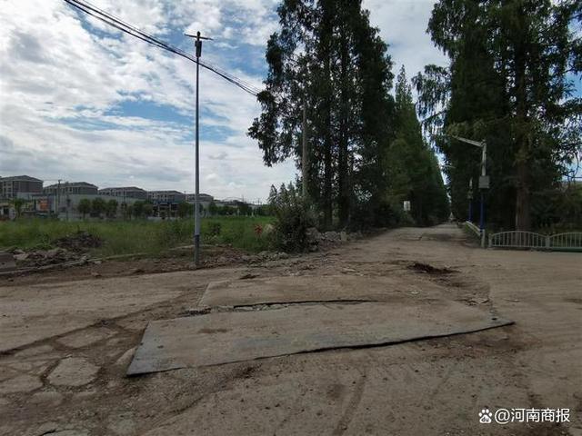 △图上远处为南北向的盐平路。盐平路上清晰可见土方车带来的破坏