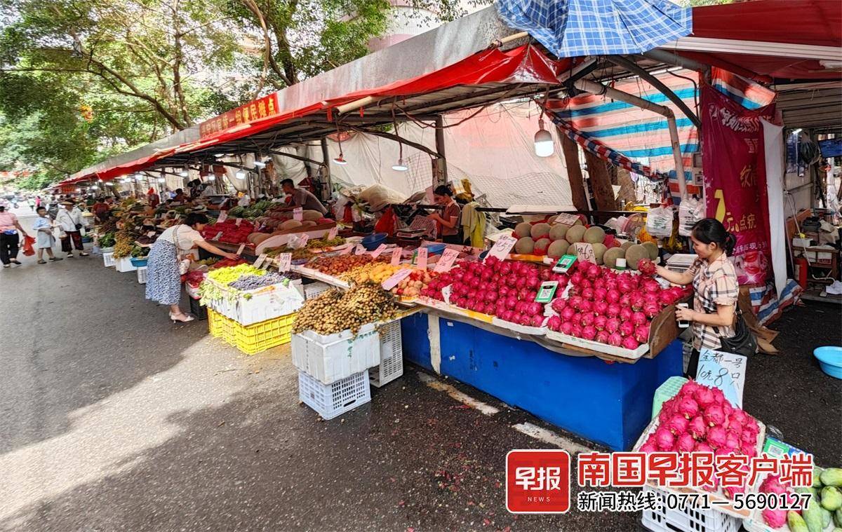 南宁官塘市场摊点,不少火龙果新鲜上市