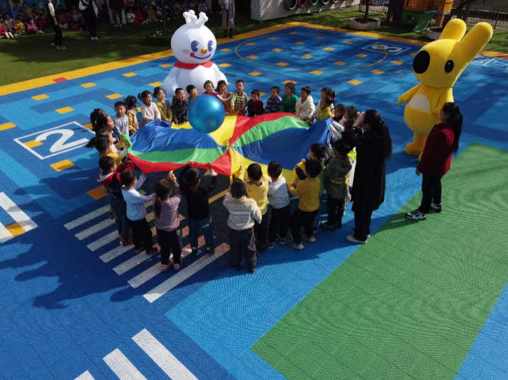 秋天的第一杯奶茶朋友圈文案（秋天的第一杯奶茶火爆了）