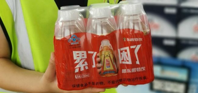 (中石化重庆加油站15元6瓶促销的东鹏特饮 张晓晖/摄)