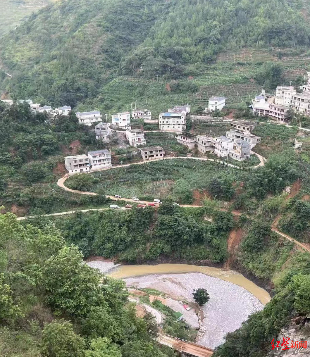 贵州一女子露营泥石流(女子与朋友自驾到贵州露营遇山洪)