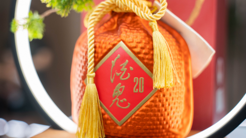 上次关注到酒鬼酒,是在一些婚宴,酒鬼酒独特的包装很吸引人,他还特地去了解了酒鬼酒包装的由来: