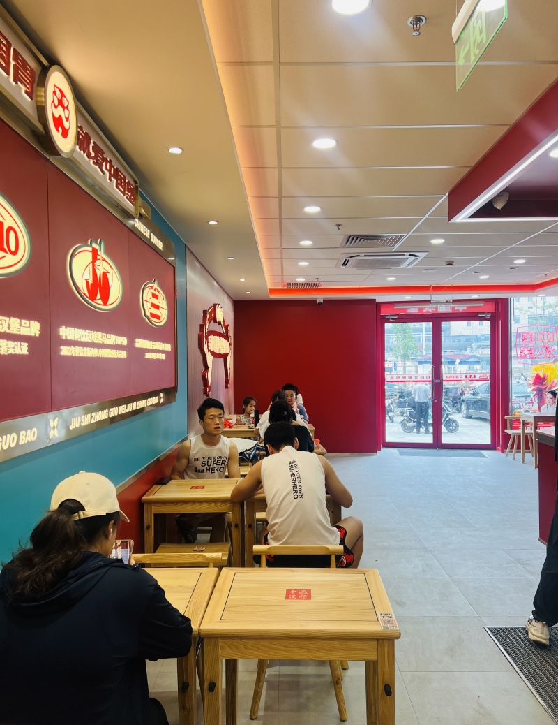 塔斯汀北京西站店内场景。