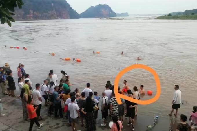 西安母女在乐山旅游坠入大渡河获救：两位不留名的救命恩人找到了妈妈激动跪谢