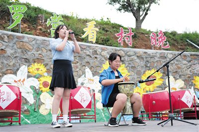 学生们在镇罗营镇里举办村晚。新京报记者 曹晶瑞 摄
