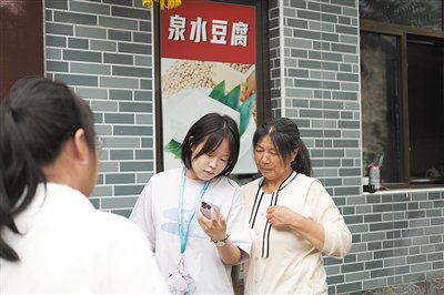 学生们和“豆腐大娘”沟通录视频。新京报记者 曹晶瑞 摄