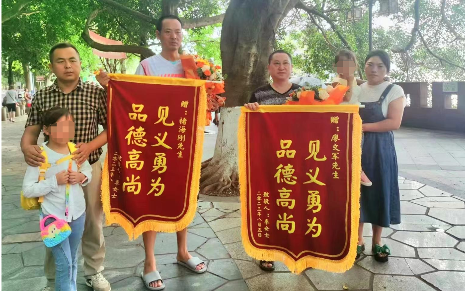 西安母女在乐山旅游坠入大渡河获救：两位不留名的救命恩人找到了妈妈激动跪谢