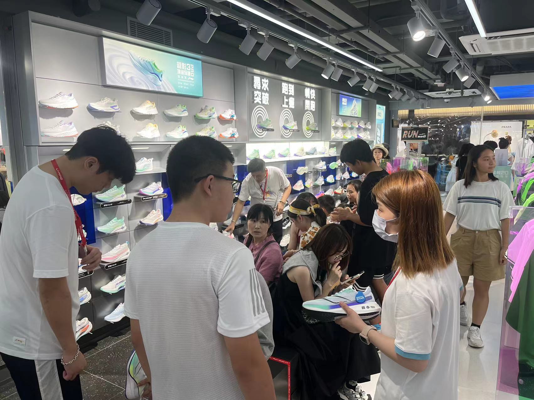 李宁过去4年营业额，李宁半年业绩