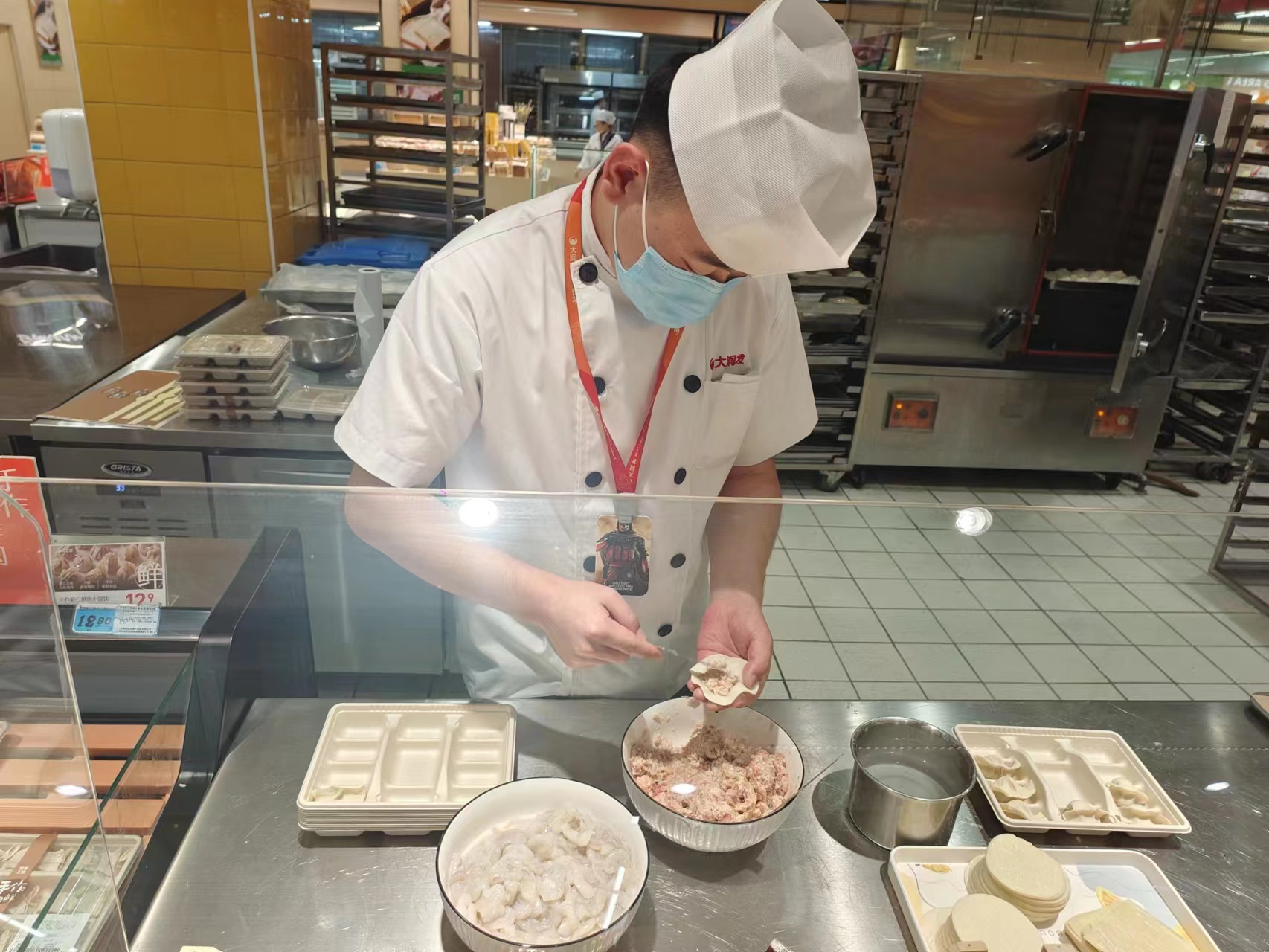 大卖场里现场包饺子。劳动报记者陆燕婷 摄影