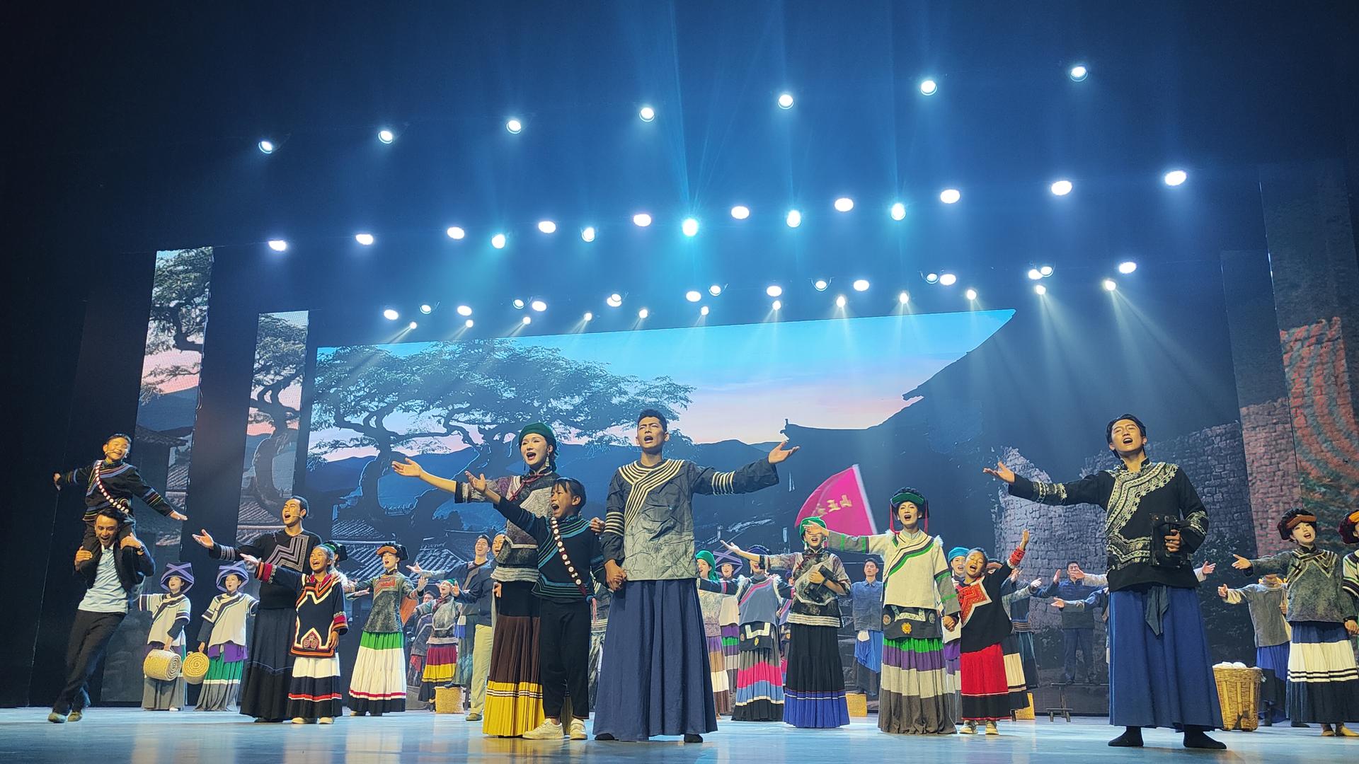 扫黑·决战中国医生战狼等电影获奖首届大凉山西昌民族电影周开幕