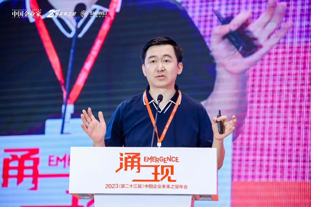 王小川:AGI时代,你在电脑面前坐的时间越长,就越危险