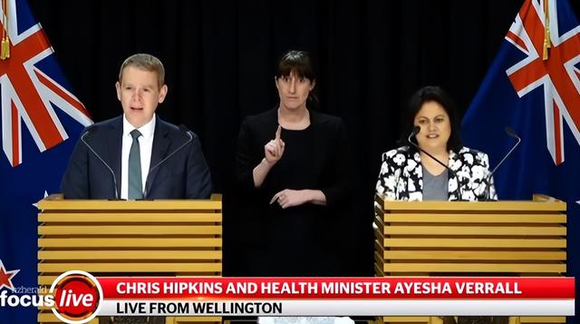當地時間14日，新西蘭總理希普金斯和新西蘭衛生部長維拉爾（右）召開發佈會，視頻截圖。圖源：《新西蘭先驅報》