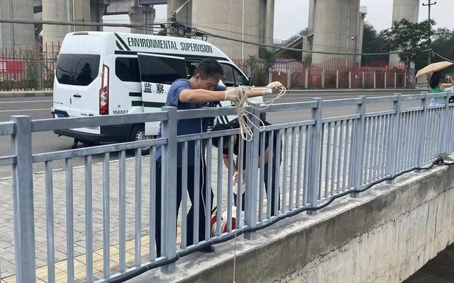 丰台区王佐镇佛门沟水源地,工作人员对地下水监测点开展水位统测和地下水采样工作。丰台区供图