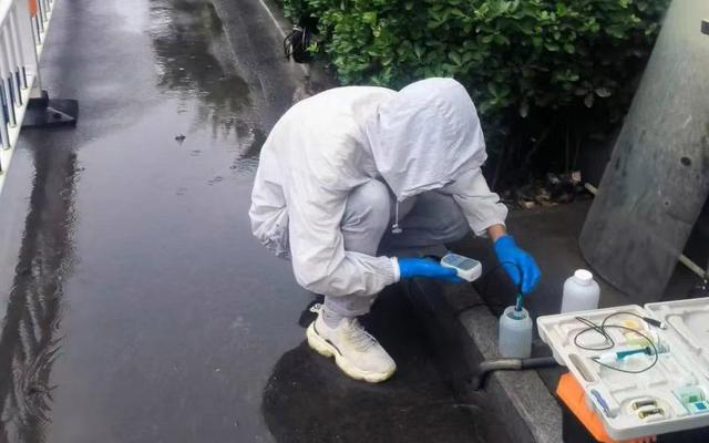 丰台区王佐镇佛门沟水源地,工作人员对地下水监测点开展水位统测和地下水采样工作。丰台区供图