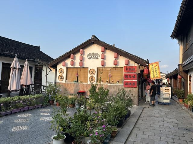 青溪老街上风格各异的商铺 沈思怡/摄