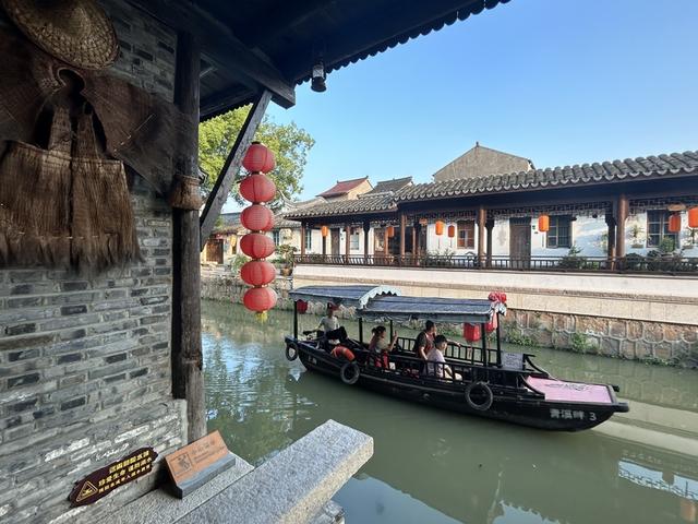 青溪老街上的游船 沈思怡/摄