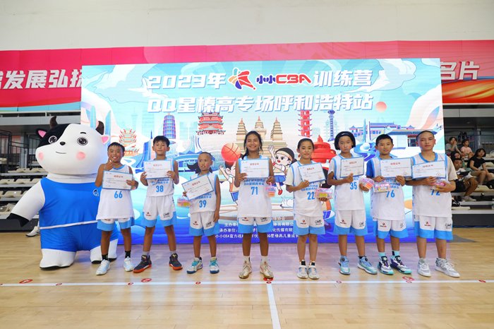 (孩子们获得训练营结营证书)