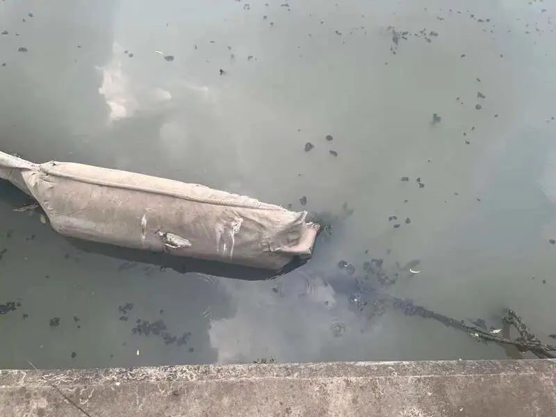 △缺口处，黑色物质顺着水流流出。