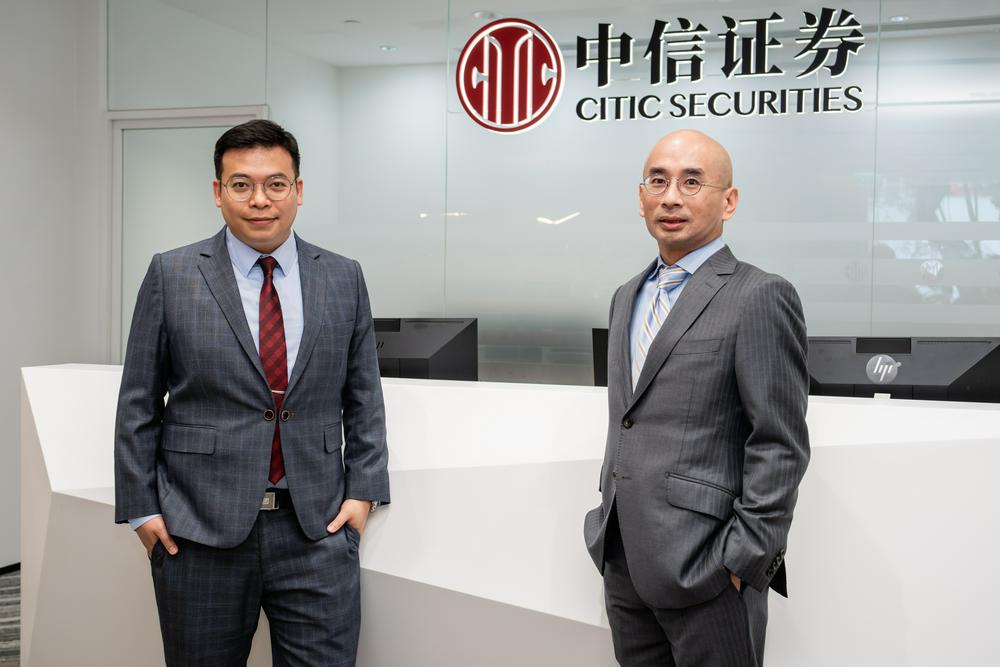 陈文基(左)及刘佳业(右)在尖沙咀分行